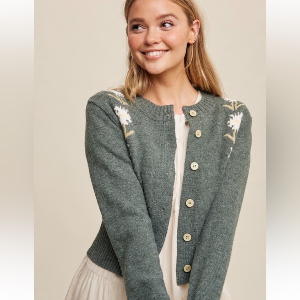 Lovely Green Embroidered Flower Detailed Button Front Cropped Cardigan - Picture 6 of 17